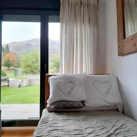 Apartment Alpine Retreat: 3-bedroom With Pool And Wi-fi Near Slopes