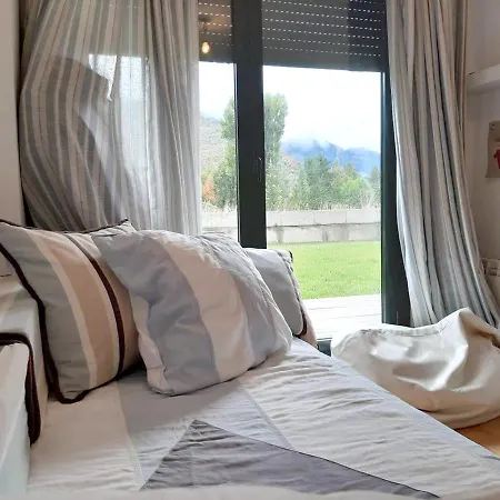 Alpine Retreat: 3-bedroom With Pool And Wi-fi Near Slopes Apartment *